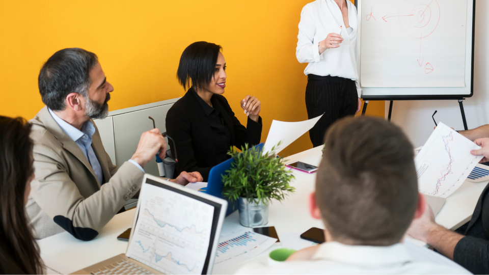 Foto di un gruppo di persone che lavorano insieme ad un progetto